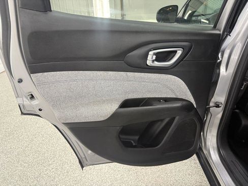 Used 2022 Jeep Compass Latitude FWD image 23