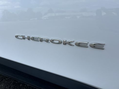 Used 2022 Jeep Cherokee Limited AWD/4WD image 28
