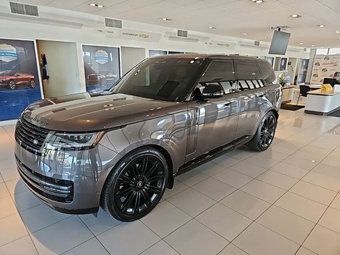 Used 2025 Land Rover Range Rover SE image 1