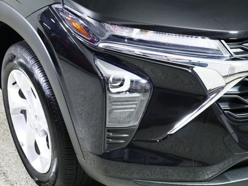 Used 2025 Chevrolet Trax LS w/ LS Convenience Package FWD image 16