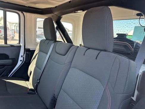 Used 2022 Jeep Wrangler Unlimited Rubicon w/ Cold Weather Group image 23