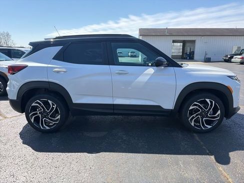Used 2025 Chevrolet TrailBlazer RS AWD/4WD image 2