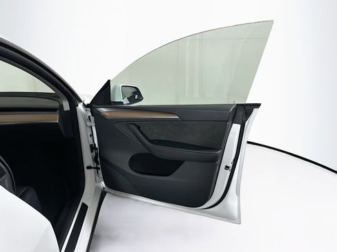 Used 2023 Tesla Model Y Long Range image 32