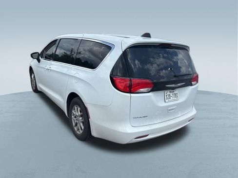 Used 2023 Chrysler Voyager LX FWD image 8