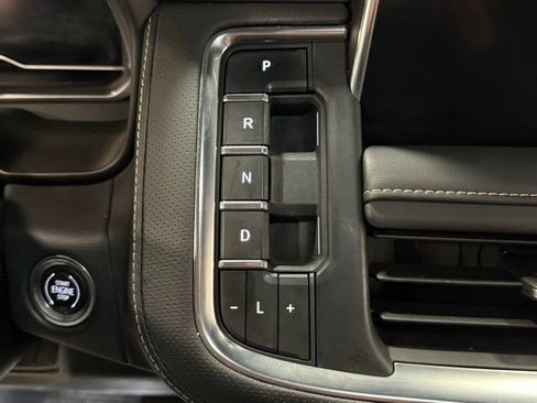 Used 2023 GMC Yukon XL SLT w/ SLT Luxury Package image 18