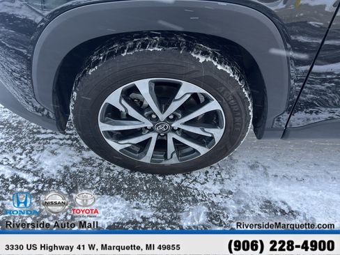 Used 2022 Toyota Corolla Cross XLE image 11