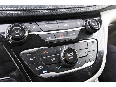 Used 2021 Chrysler Pacifica Limited w/ Uconnect Theater Family Group image 29