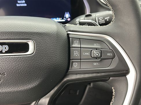 Used 2025 Jeep Grand Cherokee Altitude AWD/4WD image 18