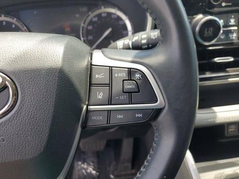 Used 2022 Toyota Highlander XLE FWD image 23
