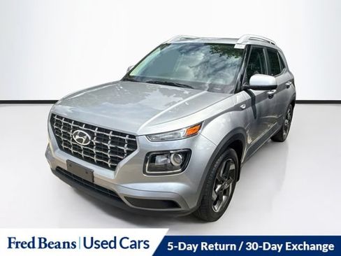 Used 2024 Hyundai Venue SEL FWD image 3