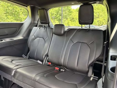 New 2027 Chrysler Pacifica Select AWD/4WD image 8