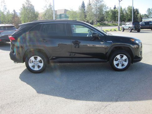 Used 2021 Toyota RAV4 LE AWD/4WD image 4