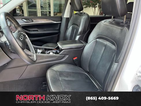 Used 2022 Jeep Grand Cherokee L Limited AWD/4WD image 5