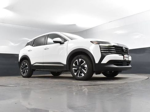 Used 2025 Nissan Kicks SV AWD/4WD image 40