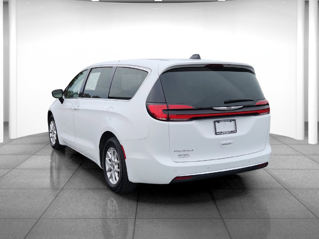 Used 2025 Chrysler Pacifica Select FWD image 6