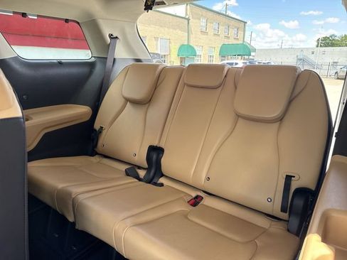 Used 2024 Kia Carnival EX FWD image 23
