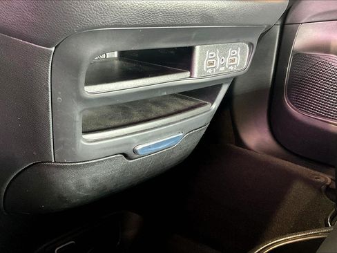 Used 2025 Chrysler Pacifica Select FWD image 16