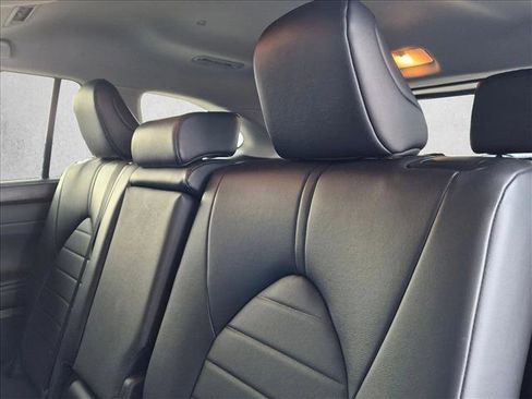 Used 2024 Toyota Highlander XLE FWD image 13