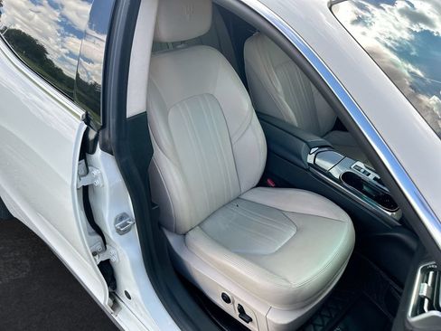 Used 2015 Maserati Ghibli RWD image 31