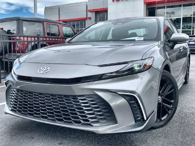 Used 2026 Toyota Camry SE FWD image 1