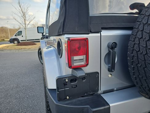 Used 2015 Jeep Wrangler Unlimited Sahara w/ Dual Top Group image 29