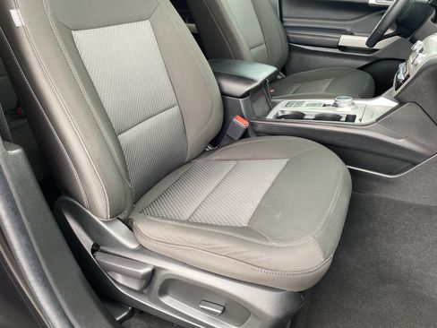 Used 2024 Ford Explorer XLT RWD image 10