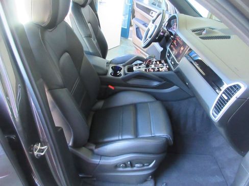 Used 2023 Porsche Cayenne AWD/4WD image 22