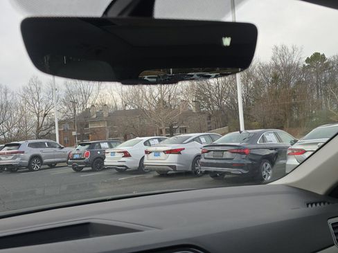 Used 2021 Volkswagen Tiguan SE image 18