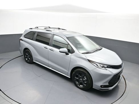 Used 2025 Toyota Sienna XLE Woodland Edition AWD/4WD image 38
