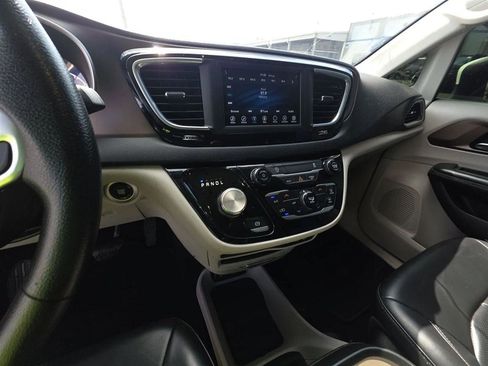 Used 2020 Chrysler Voyager Lxi image 17