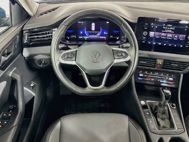 Used 2025 Volkswagen Jetta SE FWD image 14