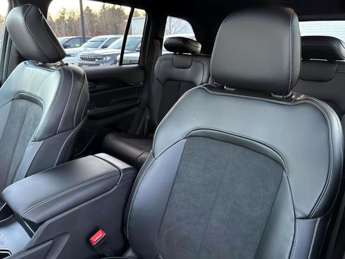 New 2025 Jeep Grand Cherokee 4WD image 12