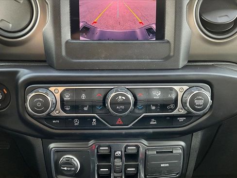 Certified 2022 Jeep Gladiator Willys image 16