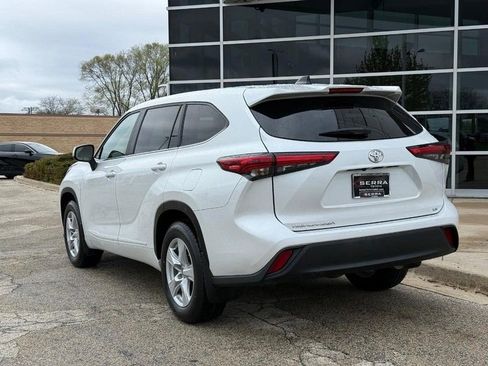 Used 2023 Toyota Highlander LE FWD image 5
