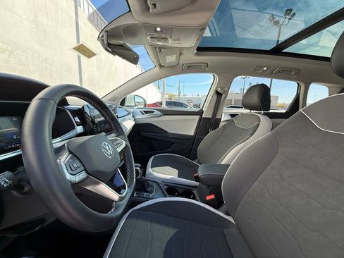 Certified 2025 Volkswagen Taos SE image 5