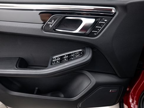 Certified 2026 Porsche Macan Turbo AWD/4WD image 17