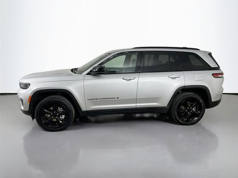 Used 2024 Jeep Grand Cherokee Limited w/ Black Appearance Package AWD/4WD image 8