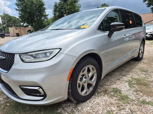 Used 2024 Chrysler Pacifica Limited image 1