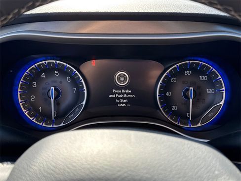 Used 2023 Chrysler Pacifica Touring-L image 13