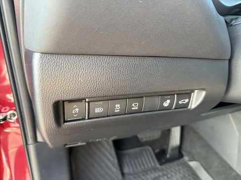 Used 2023 Toyota Venza Limited image 11