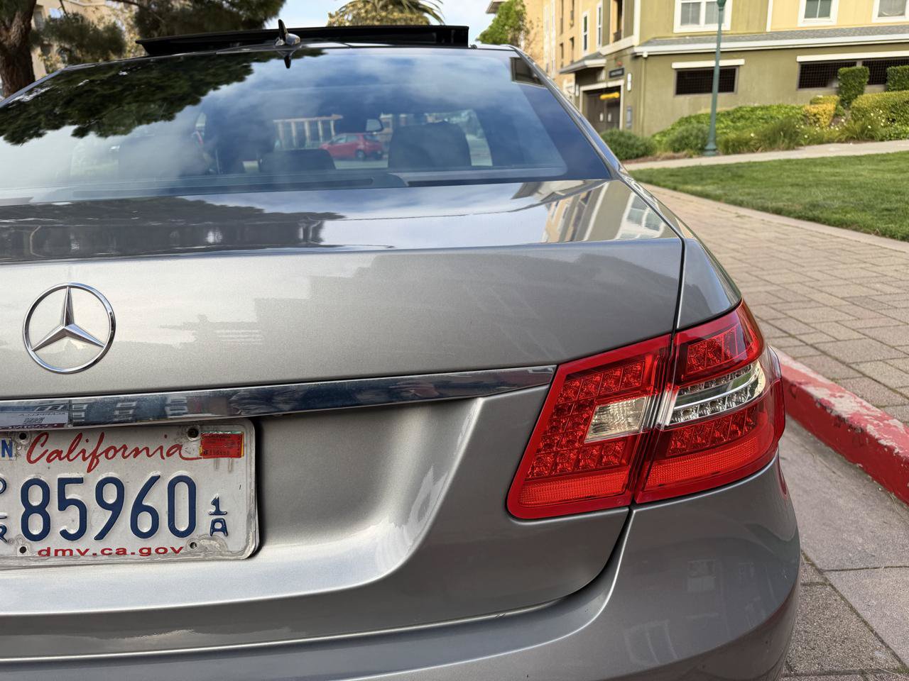Used 2010 Mercedes-Benz E 550 Sedan image 23