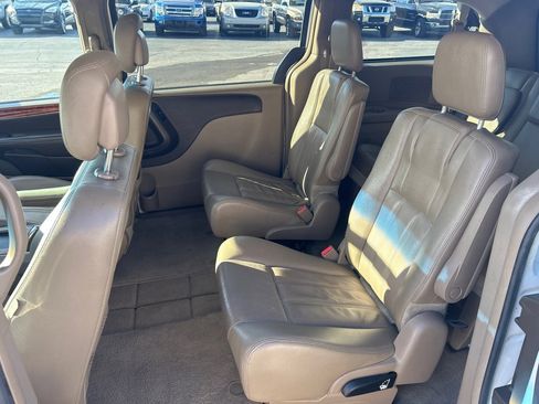 Used 2014 Chrysler Town & Country Touring image 10
