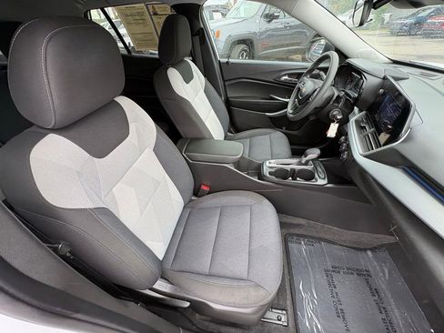 Used 2025 Chevrolet Trax LS FWD image 21