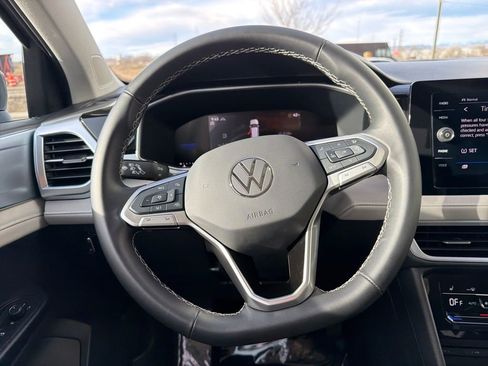 Certified 2025 Volkswagen Taos SE image 17