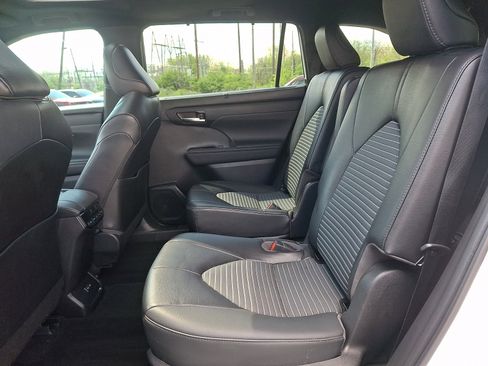 Used 2022 Toyota Highlander XSE image 11
