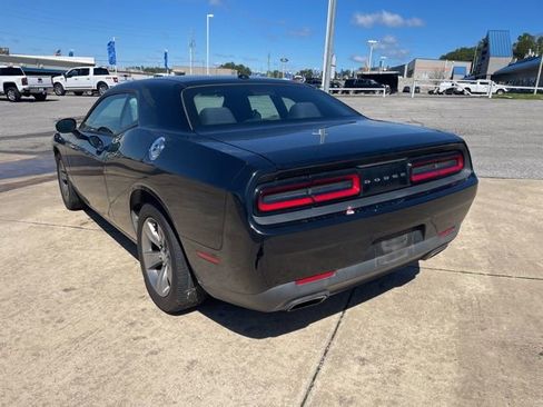 Used 2015 Dodge Challenger SXT image 5