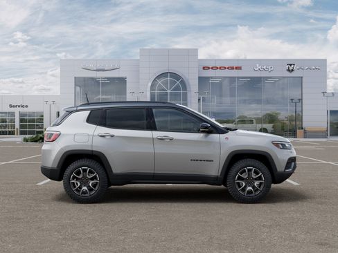 New 2026 Jeep Compass Trailhawk w/ Sun, Sound & Navigation Group AWD/4WD image 33