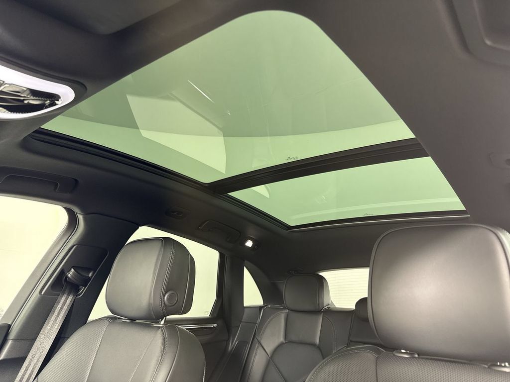 Certified 2026 Porsche Macan AWD/4WD image 43