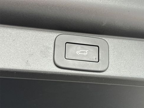 Used 2025 Land Rover Range Rover SE AWD/4WD image 11