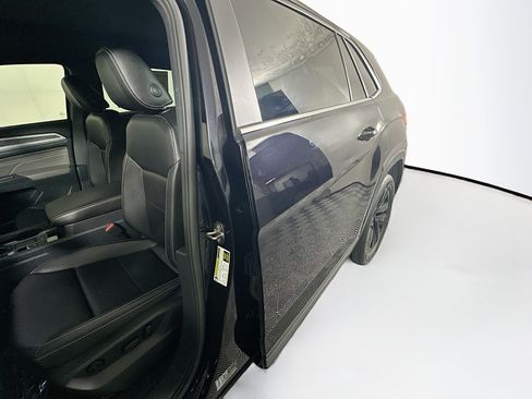 Used 2023 Volkswagen Atlas Cross Sport SE w/ Panoramic Sunroof Package FWD image 12